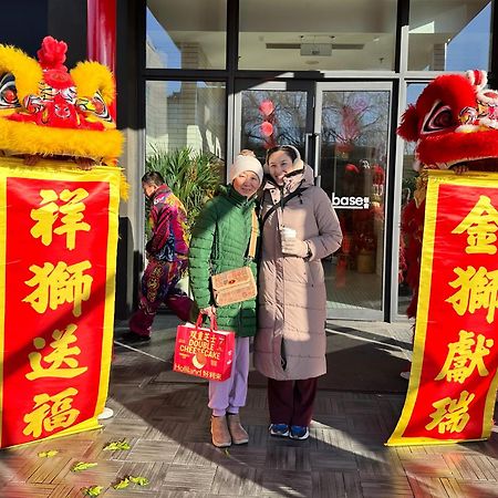 Base-Beijing Wangfujing Serviced Apartment- In Hutong &Bike Rental &Close To Forbidden City, Tian'Anmen Square &Subway Nearby &Free Coffee &Washing Machine,Kitchen &Restaurant Discount &English Speaking &High Speed Free Wifi Exteriér fotografie Chinese New Year celebrations at the shopping centre in 2018