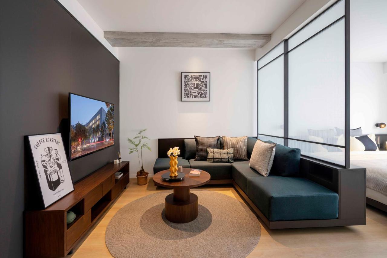Base-Beijing Wangfujing Serviced Apartment- In Hutong &Bike Rental &Close To Forbidden City, Tian'Anmen Square &Subway Nearby &Free Coffee &Washing Machine,Kitchen &Restaurant Discount &English Speaking &High Speed Free Wifi Exteriér fotografie A living room