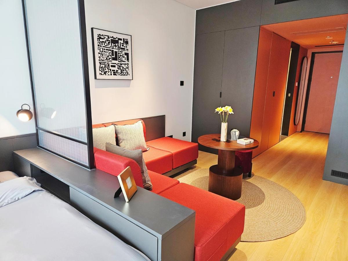 Base-Beijing Wangfujing Serviced Apartment- In Hutong &Bike Rental &Close To Forbidden City, Tian'Anmen Square &Subway Nearby &Free Coffee &Washing Machine,Kitchen &Restaurant Discount &English Speaking &High Speed Free Wifi Exteriér fotografie A room at the hotel