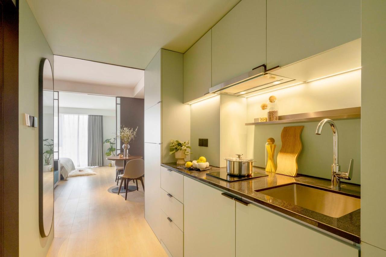 Base-Beijing Wangfujing Serviced Apartment- In Hutong &Bike Rental &Close To Forbidden City, Tian'Anmen Square &Subway Nearby &Free Coffee &Washing Machine,Kitchen &Restaurant Discount &English Speaking &High Speed Free Wifi Exteriér fotografie Kitchen