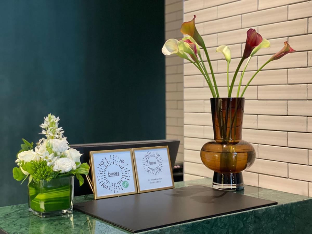 Base-Beijing Wangfujing Serviced Apartment- In Hutong &Bike Rental &Close To Forbidden City, Tian'Anmen Square &Subway Nearby &Free Coffee &Washing Machine,Kitchen &Restaurant Discount &English Speaking &High Speed Free Wifi Exteriér fotografie Reception desk at the hotel