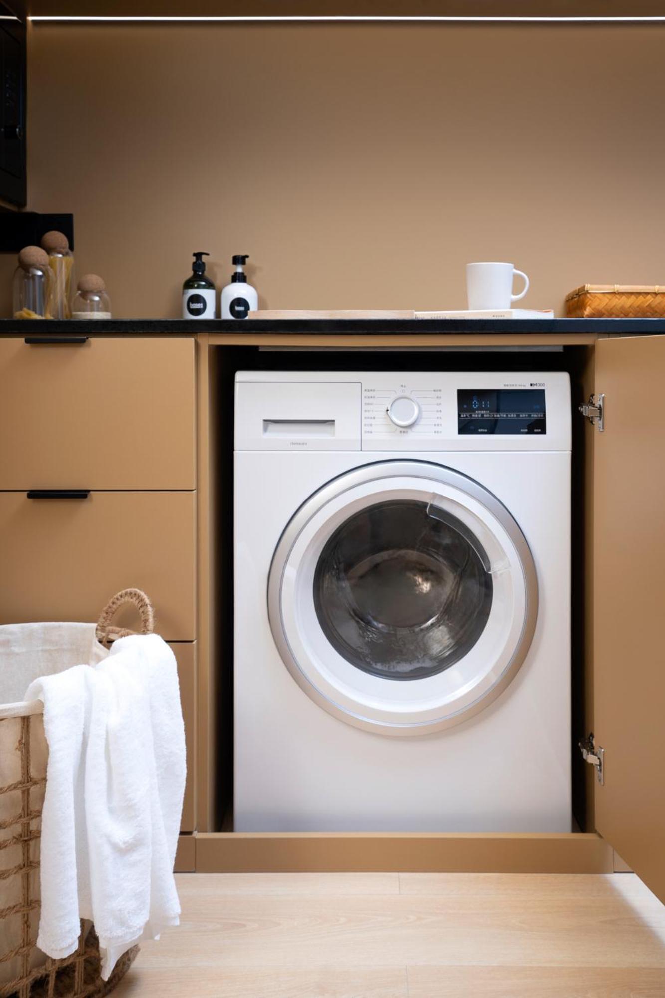 Base-Beijing Wangfujing Serviced Apartment- In Hutong &Bike Rental &Close To Forbidden City, Tian'Anmen Square &Subway Nearby &Free Coffee &Washing Machine,Kitchen &Restaurant Discount &English Speaking &High Speed Free Wifi Exteriér fotografie A front-loading washing machine