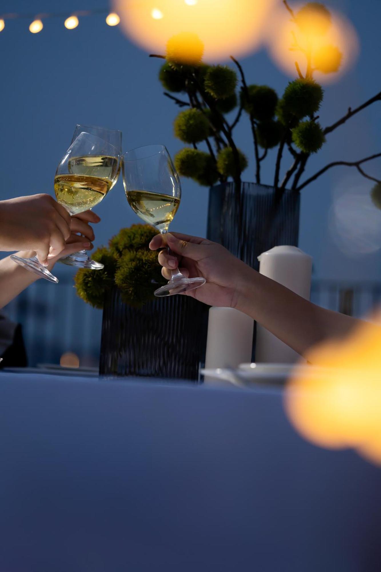 Base-Beijing Wangfujing Serviced Apartment- In Hutong &Bike Rental &Close To Forbidden City, Tian'Anmen Square &Subway Nearby &Free Coffee &Washing Machine,Kitchen &Restaurant Discount &English Speaking &High Speed Free Wifi Exteriér fotografie Wine glasses