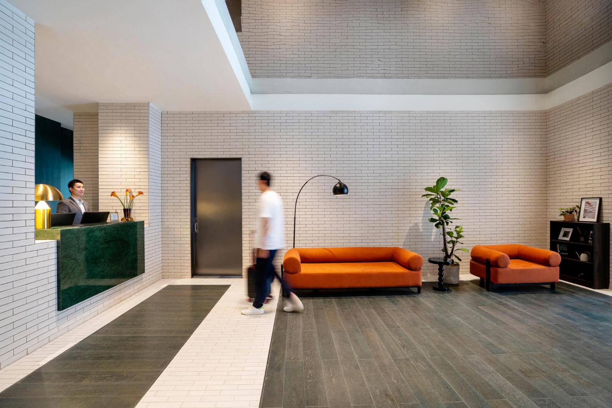 Base-Beijing Wangfujing Serviced Apartment- In Hutong &Bike Rental &Close To Forbidden City, Tian'Anmen Square &Subway Nearby &Free Coffee &Washing Machine,Kitchen &Restaurant Discount &English Speaking &High Speed Free Wifi Exteriér fotografie The lobby of the hotel