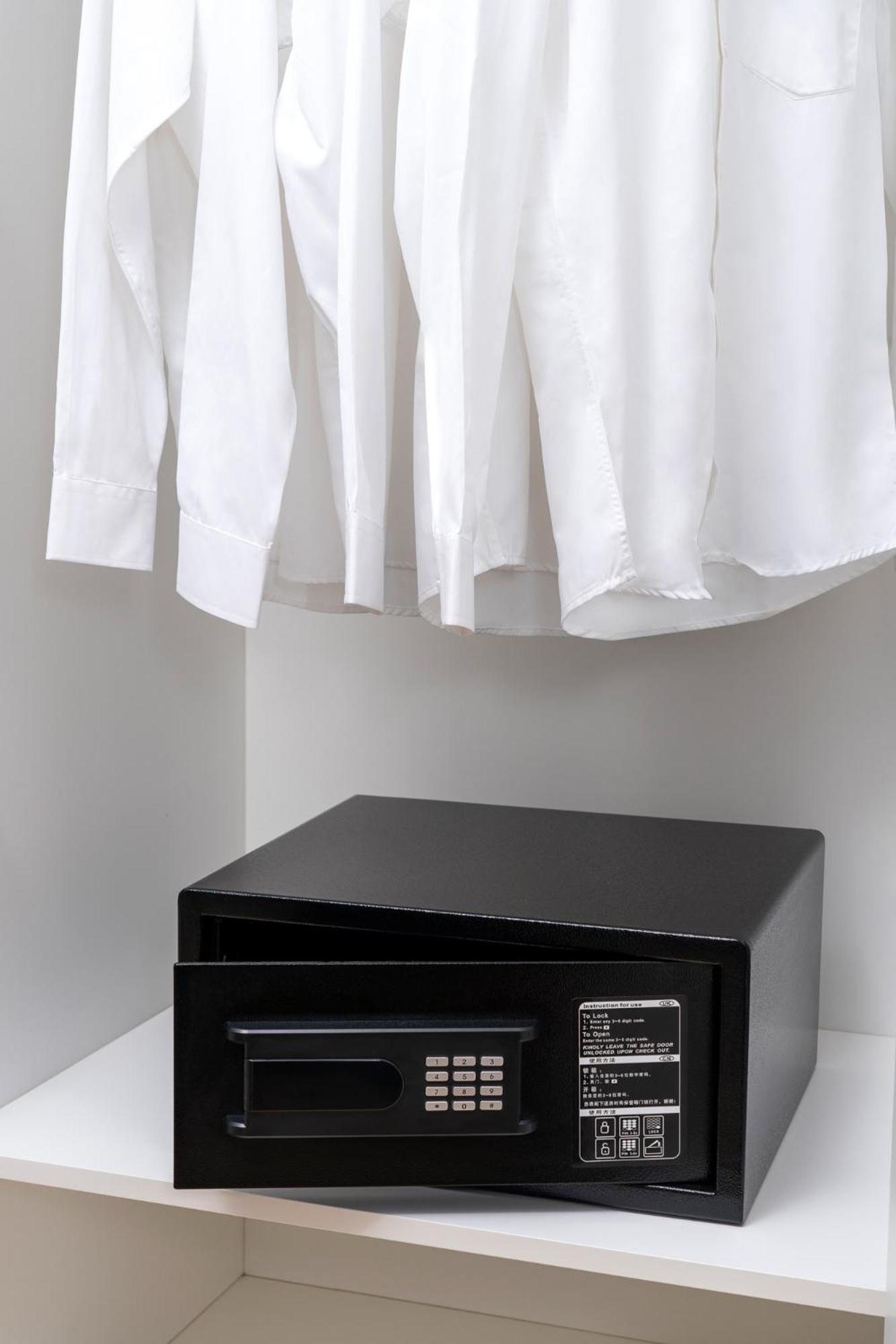Base-Beijing Wangfujing Serviced Apartment- In Hutong &Bike Rental &Close To Forbidden City, Tian'Anmen Square &Subway Nearby &Free Coffee &Washing Machine,Kitchen &Restaurant Discount &English Speaking &High Speed Free Wifi Exteriér fotografie A shirt hanging on a clothes dryer