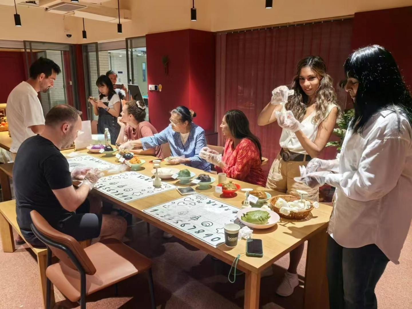 Base-Beijing Wangfujing Serviced Apartment- In Hutong &Bike Rental &Close To Forbidden City, Tian'Anmen Square &Subway Nearby &Free Coffee &Washing Machine,Kitchen &Restaurant Discount &English Speaking &High Speed Free Wifi Exteriér fotografie A tea ceremony at the University of Oxford
