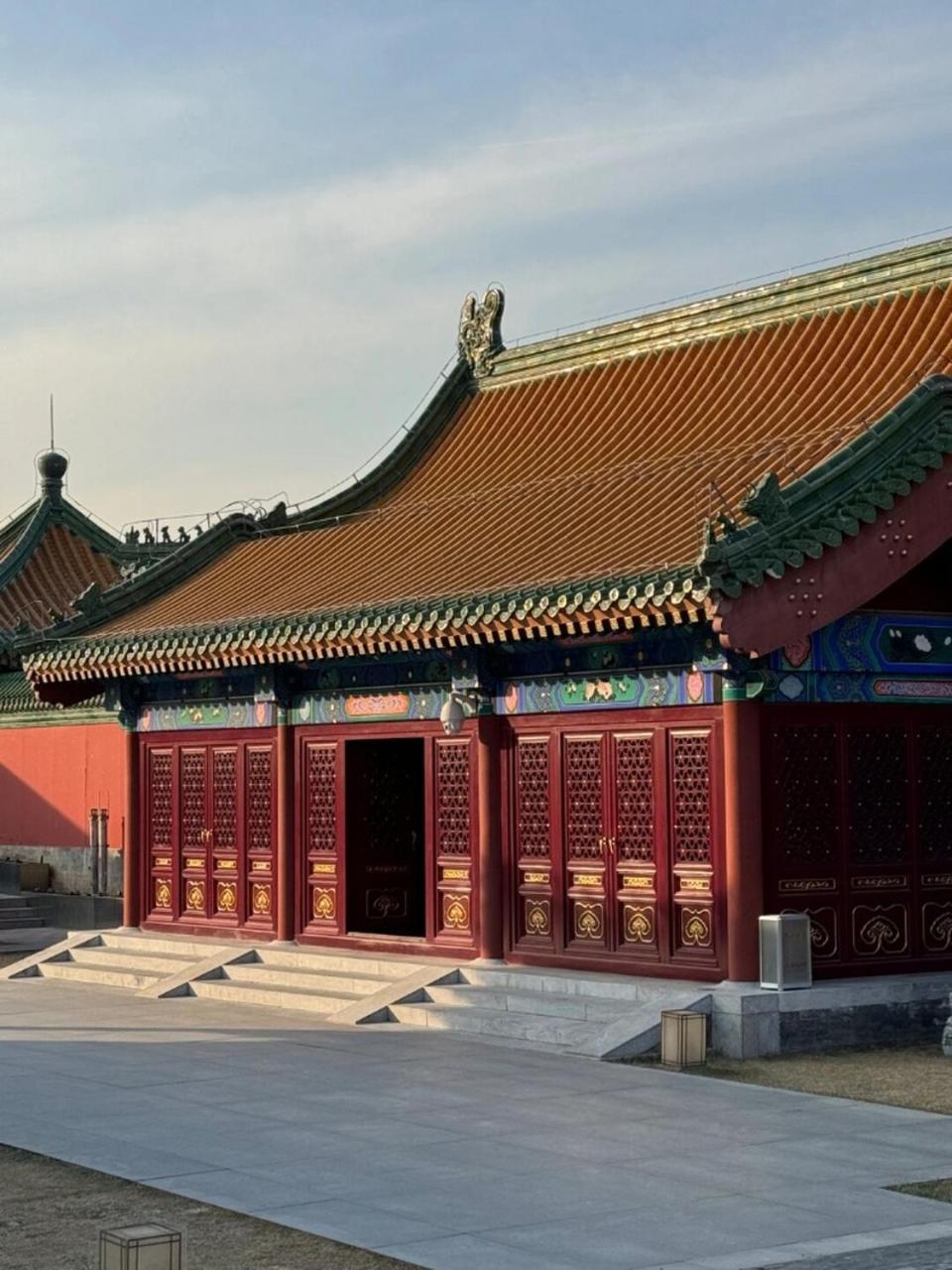 Base-Beijing Wangfujing Serviced Apartment- In Hutong &Bike Rental &Close To Forbidden City, Tian'Anmen Square &Subway Nearby &Free Coffee &Washing Machine,Kitchen &Restaurant Discount &English Speaking &High Speed Free Wifi Exteriér fotografie The gate of the temple