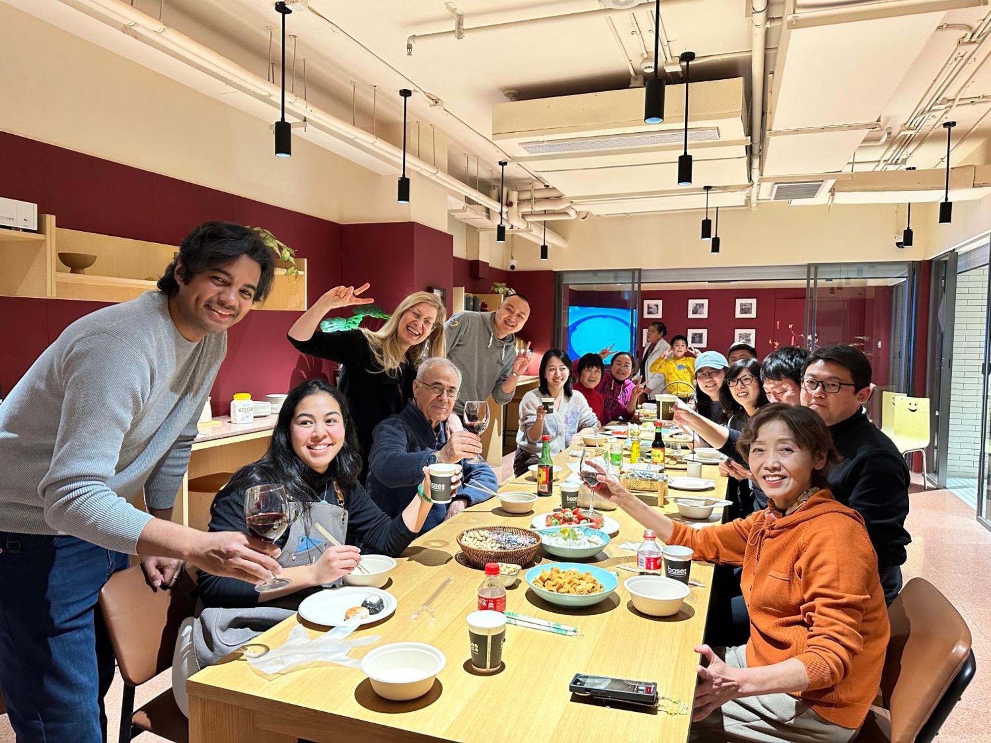 Base-Beijing Wangfujing Serviced Apartment- In Hutong &Bike Rental &Close To Forbidden City, Tian'Anmen Square &Subway Nearby &Free Coffee &Washing Machine,Kitchen &Restaurant Discount &English Speaking &High Speed Free Wifi Exteriér fotografie A group of students from the University of Hong Kong, 2019