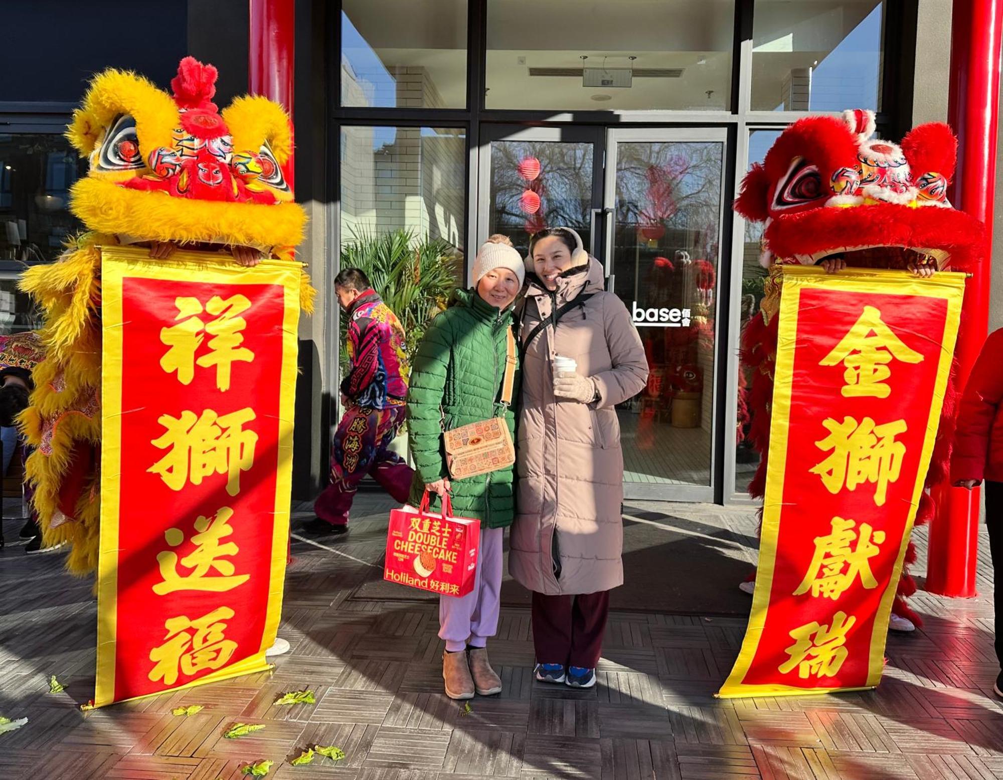 Base-Beijing Wangfujing Serviced Apartment- In Hutong &Bike Rental &Close To Forbidden City, Tian'Anmen Square &Subway Nearby &Free Coffee &Washing Machine,Kitchen &Restaurant Discount &English Speaking &High Speed Free Wifi Exteriér fotografie Chinese New Year celebrations at the shopping centre in 2018